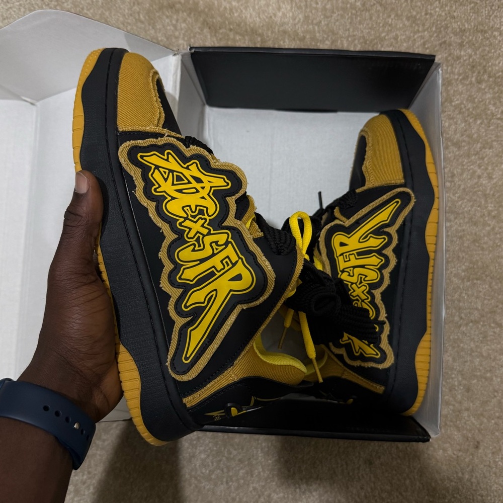 Low black and yellow trainers